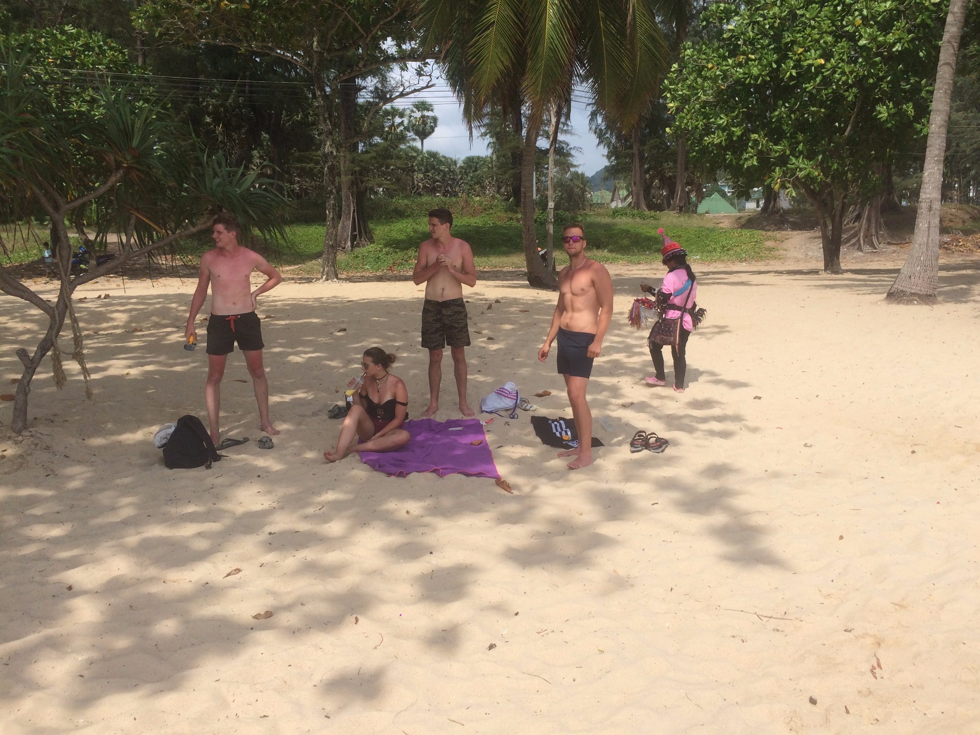 Všichni spálený, od té doby jezdili kluci s dlouhými rukávy na skútru:D