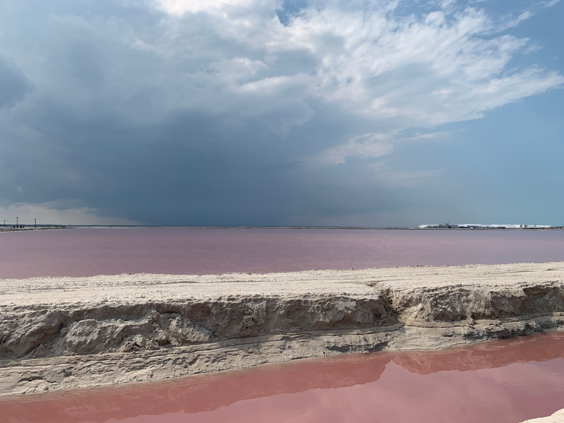Během naší návštěvy byla bouřka, ale za slunečného počasí jsou jezera ještě víc růžová